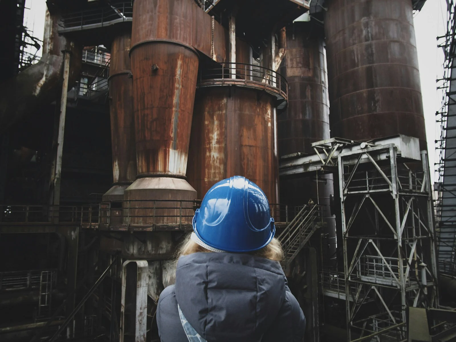 Technicienne casquée sur un site industriel