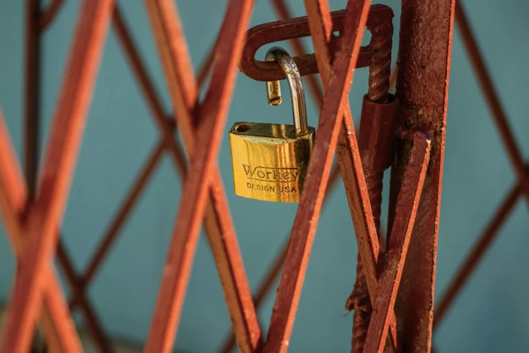 Cadenas de consignation posé sur une barrière de chantier